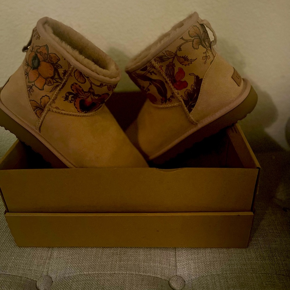 🔥UGG CLASSIC MINI II FLORAL🔥